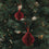 Zwei rote Papieranhänger in Kugelform als festlicher Christbaumschmuck am Weihnachtsbaum