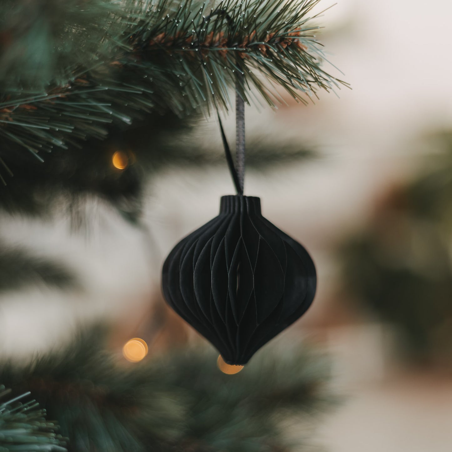 Schwarzer Papieranhänger in Kugelform als moderner Christbaumschmuck