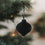 Schwarzer Papieranhänger in Kugelform als moderner Christbaumschmuck