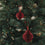 Zwei rote Papieranhänger in Kugelform als stilvoller Christbaumschmuck