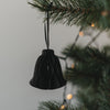 Schwarze Papierglocke als Weihnachtsanhänger am festlich geschmückten Christbaum