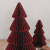 Detailaufnahme dunkelroter Papiertannen in Wabenoptik als stilvolle Weihnachtsdekoration