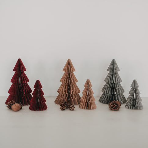 Papiertannen in Dunkelrot, Braun und Grau in zwei Größen als moderne Weihnachtsdekoration