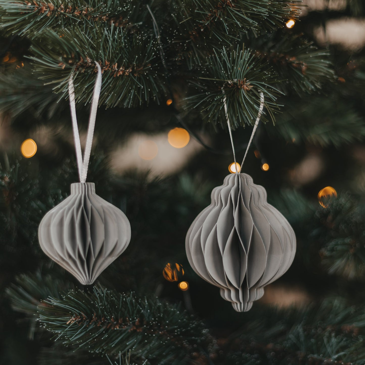 Graue Papieranhänger in Kugelform als stilvoller Christbaumschmuck