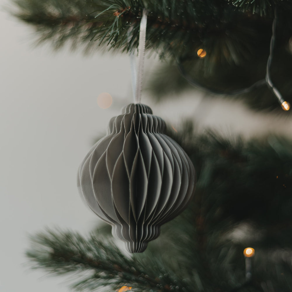 Grauer Weihnachtsanhänger aus Papier in Kugelform als stilvoller Christbaumschmuck
