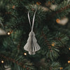 Grauer Papierbaum aus Papier als stilvoller Christbaumschmuck am Tannenzweig