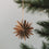 Braune Papierschneeflocken als Christbaumschmuck mit stimmungsvoller Weihnachtsbeleuchtung