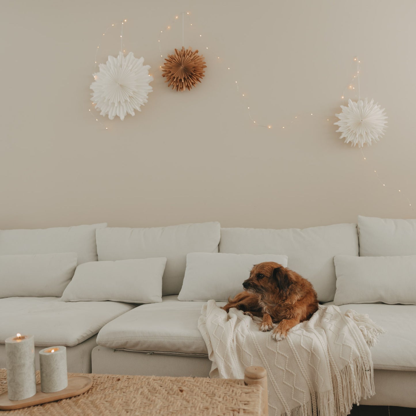 Weiße Papierschneeflocken als festliche Weihnachtsdekoration im Wohnzimmer
