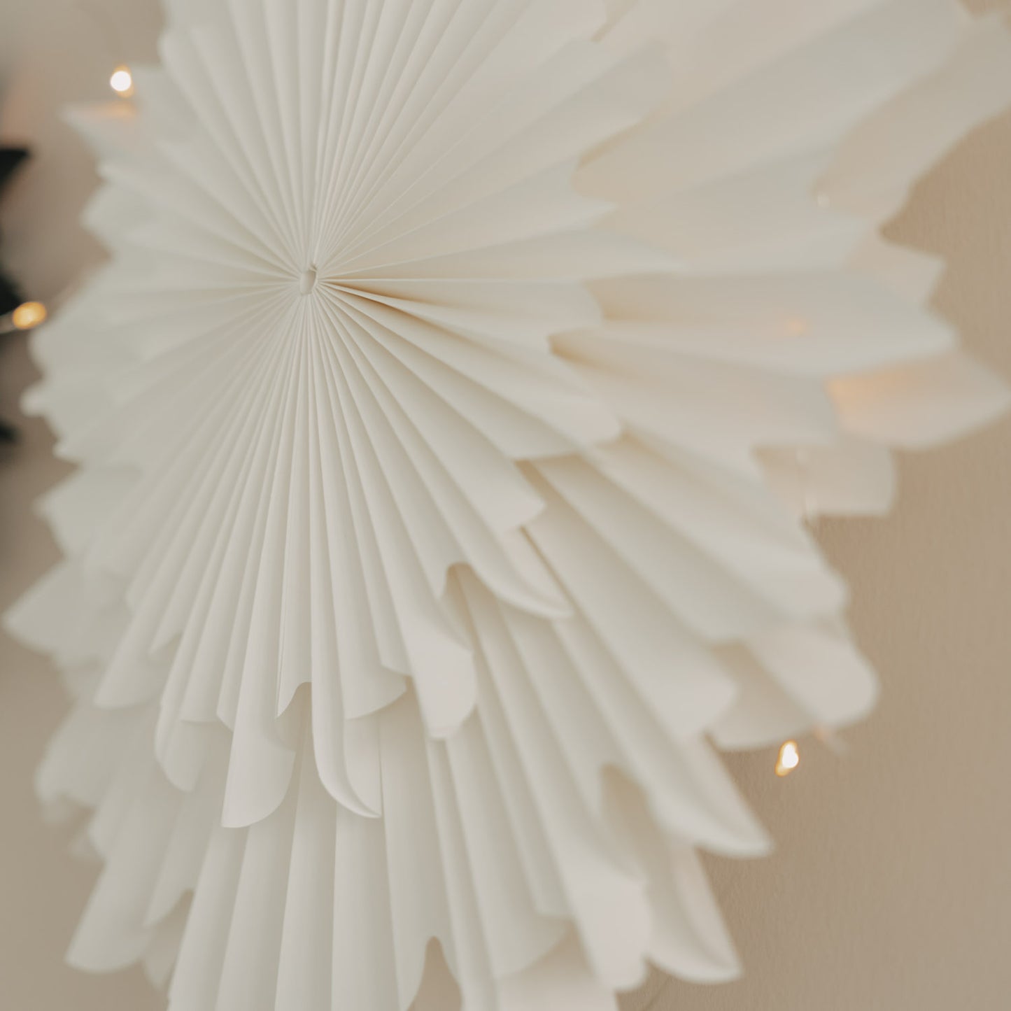 Detailaufnahme der weißen Papierschneeflocke 30 cm mit filigraner Faltstruktur