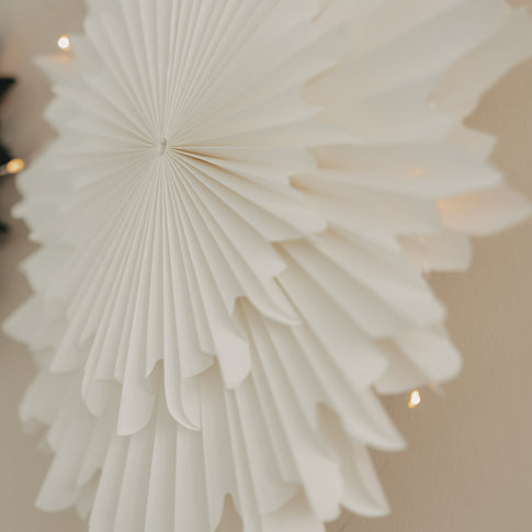 Detailaufnahme der weißen Papierschneeflocke 30 cm mit filigraner Faltstruktur