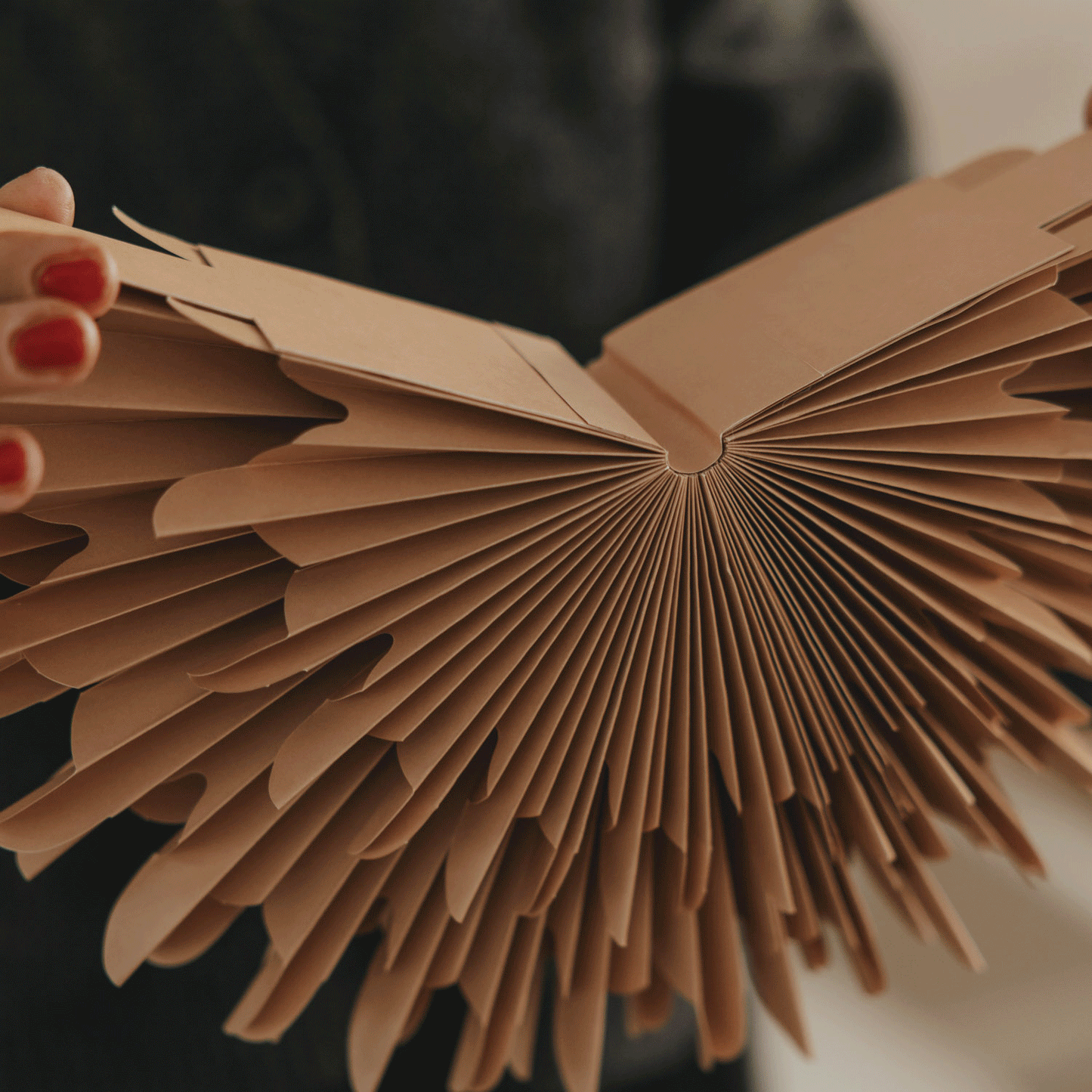 Braune Papierschneeflocke 30 cm wird mit Magnetverschluss geöffnet und aufgehängt