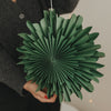 Grüne Papierschneeflocke 30 cm mit filigraner Fächerstruktur zum Aufhängen als Weihnachtsdekoration