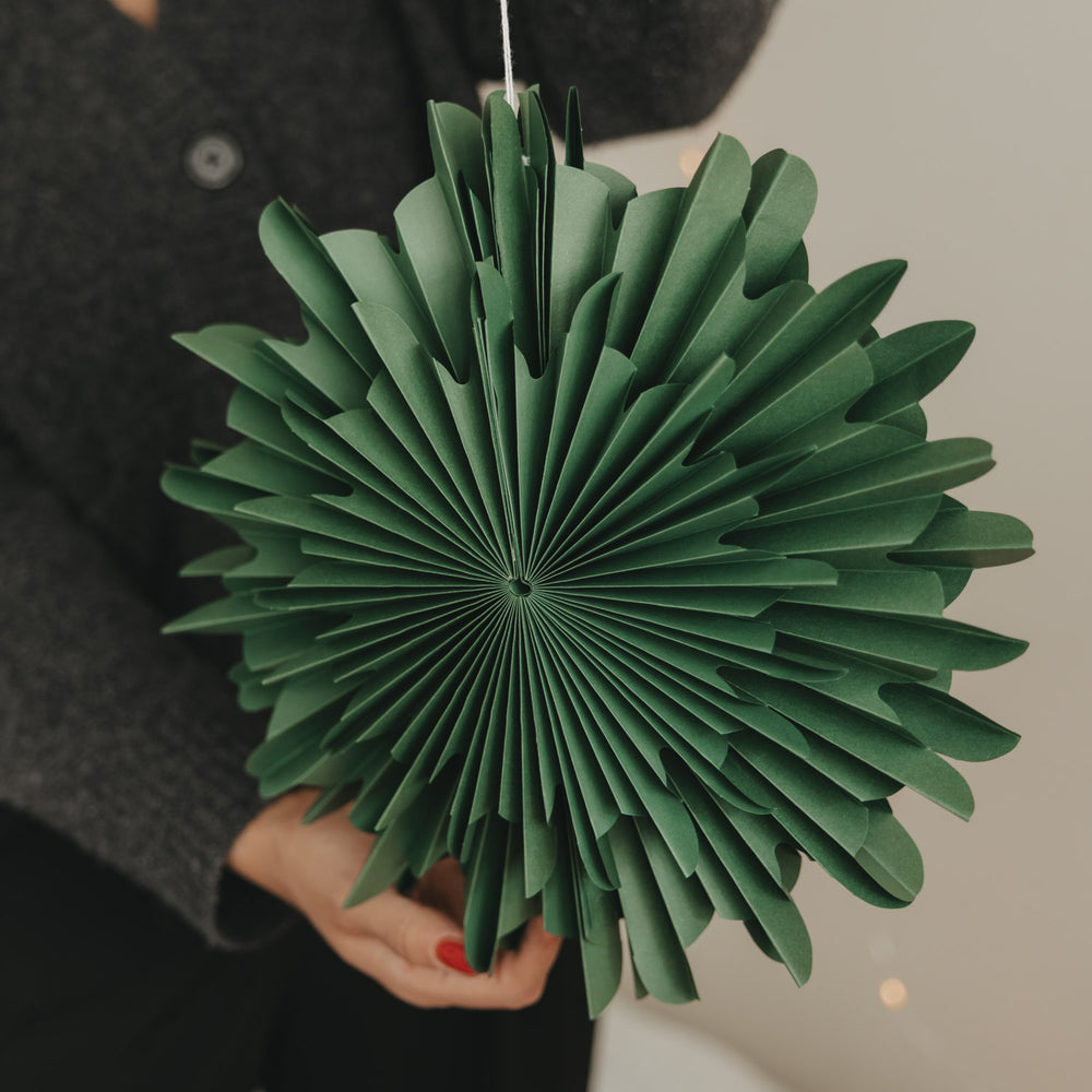 Grüne Papierschneeflocke 30 cm mit filigraner Fächerstruktur zum Aufhängen als Weihnachtsdekoration