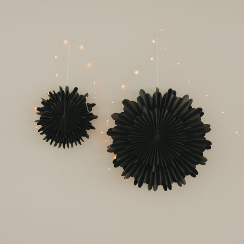 Schwarze Papierschneeflocken in 30 cm und 45 cm als moderne Wanddekoration mit Lichterkette