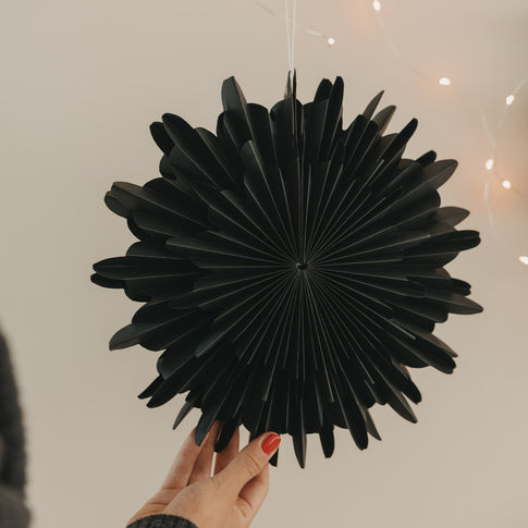 Schwarze Papierschneeflocke 30 cm mit filigraner Fächerstruktur als Weihnachtsdeko