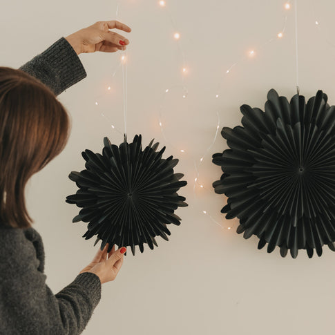Schwarze Papierschneeflocke 30 cm neben 45 cm Variante als stilvolle Wanddekoration