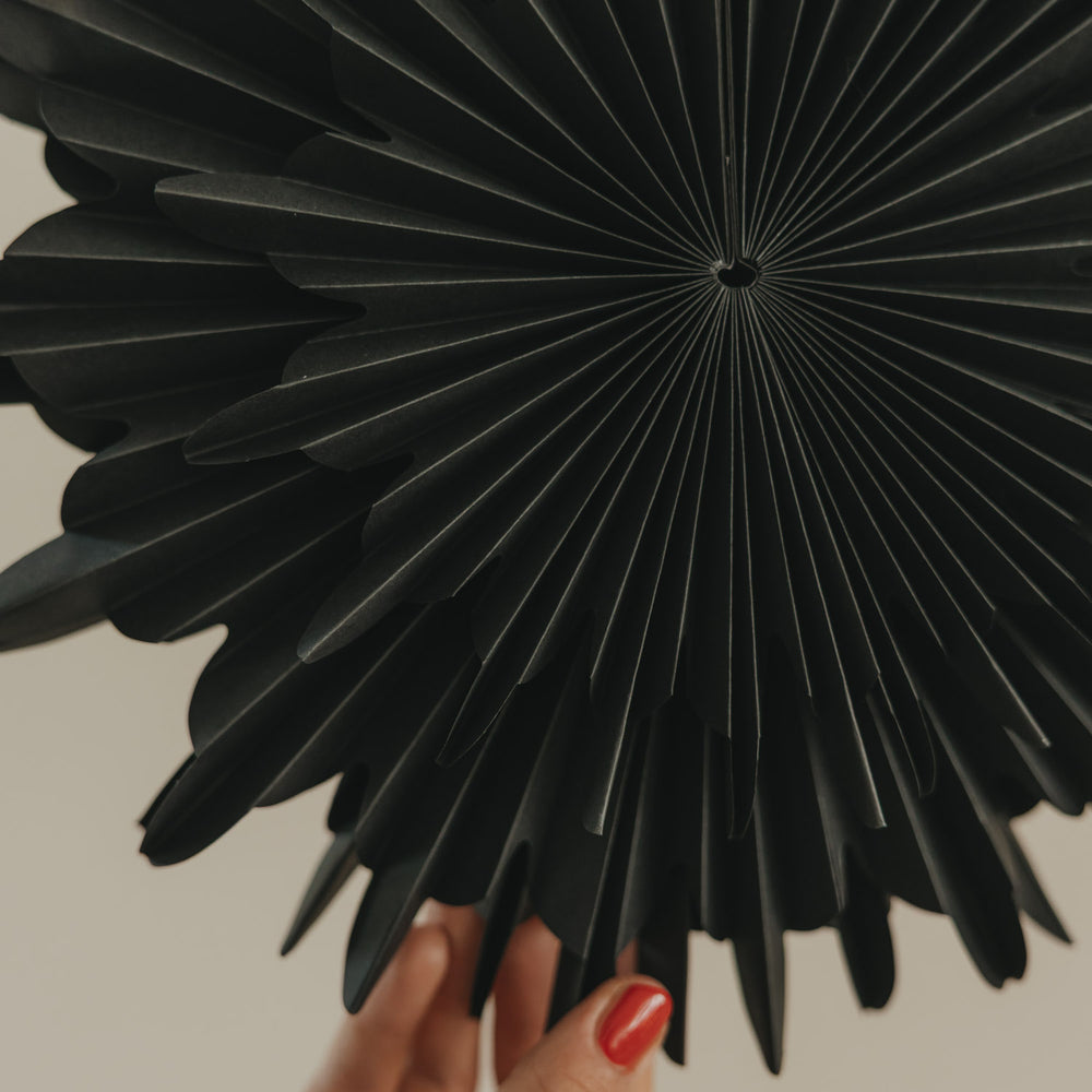 Detailaufnahme der schwarzen Papierschneeflocke 30 cm mit feiner Fächerstruktur