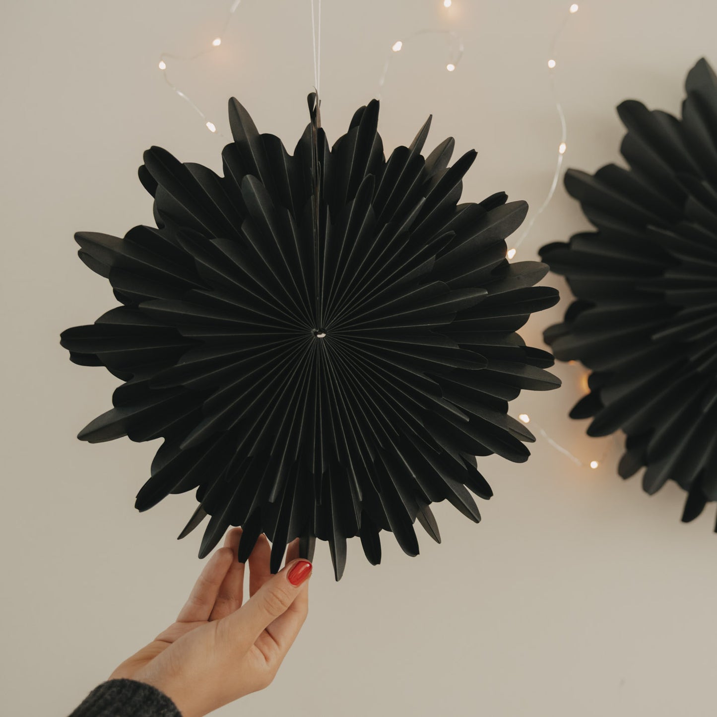 Schwarze Papierschneeflocke 30 cm als moderne Weihnachtsdekoration mit Lichterkette