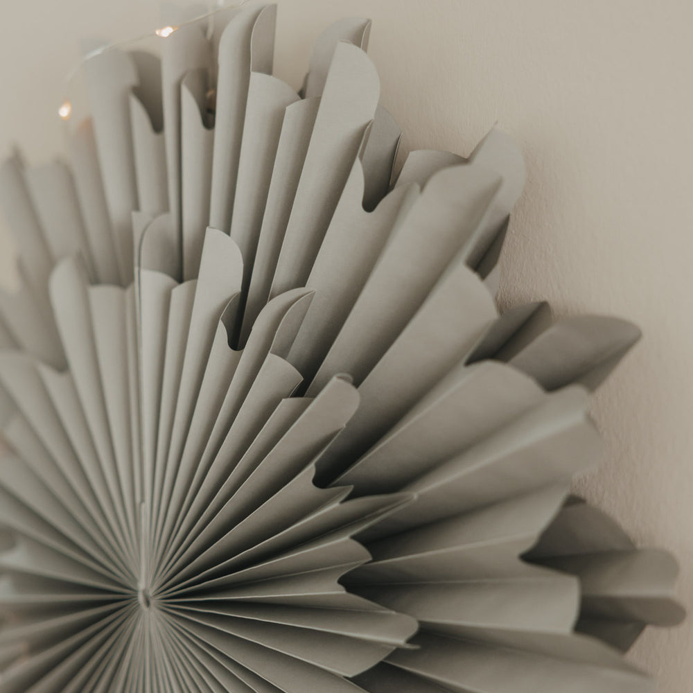 Detailaufnahme der grauen Papierschneeflocke 30 cm mit filigraner Faltstruktur
