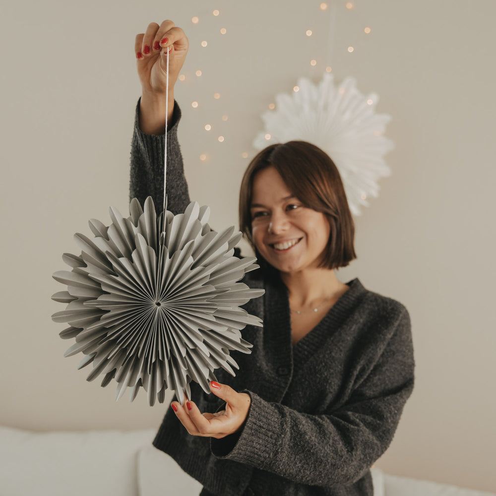 Graue Papierschneeflocke 30 cm zum Aufhängen als festliche Weihnachtsdekoration