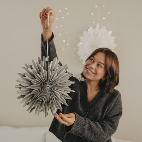 Graue Papierschneeflocke 30 cm als stilvolle Wanddekoration für Weihnachten