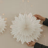Weiße Papierschneeflocke 45 cm wird an der Wand dekoriert