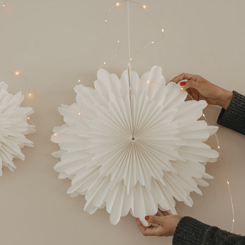 Weiße Papierschneeflocke 45 cm wird an der Wand dekoriert