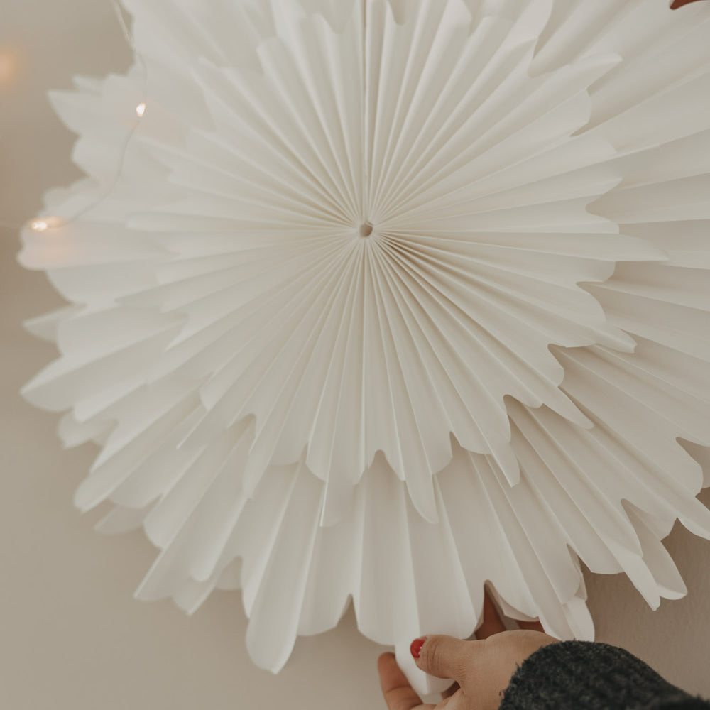 Detailaufnahme der weißen Papierschneeflocke 45 cm mit feiner Fächerstruktur