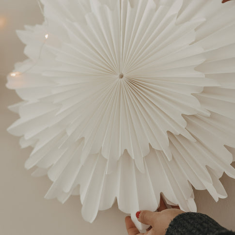 Detailaufnahme der weißen Papierschneeflocke 45 cm mit feiner Fächerstruktur