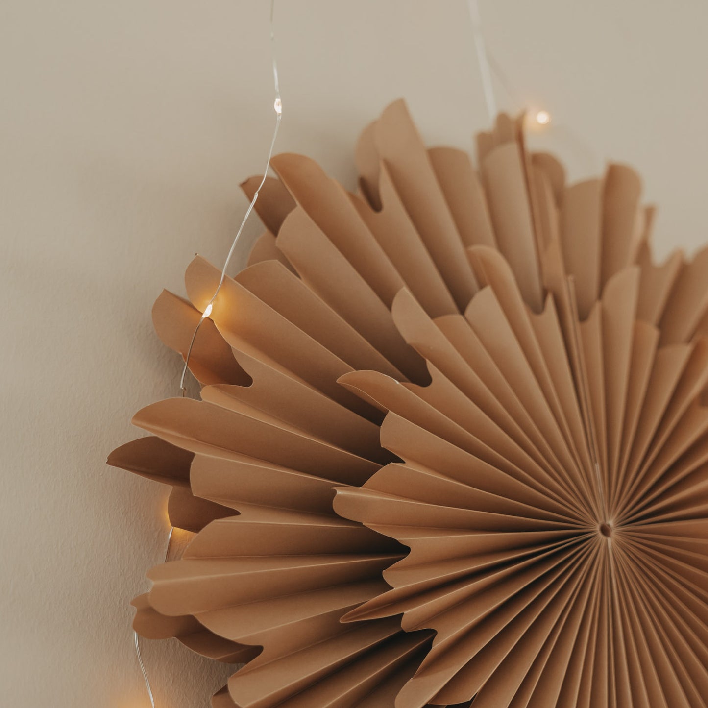 Detailaufnahme der braunen Papierschneeflocke 45 cm mit feiner Fächerstruktur