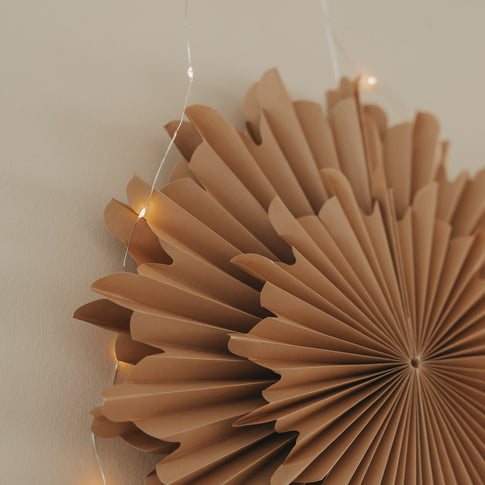 Detailaufnahme der braunen Papierschneeflocke 45 cm mit feiner Fächerstruktur