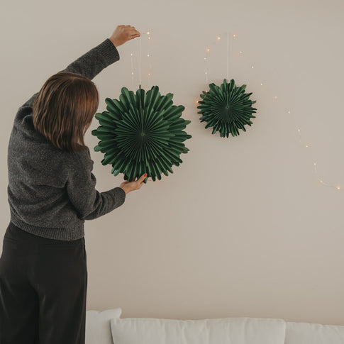 Grüne Papierschneeflocke 45 cm als hängende Weihnachtsdekoration an der Wand
