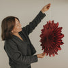 Rote Papierschneeflocke 45 cm als elegante Weihnachtsdekoration mit filigraner Fächeroptik