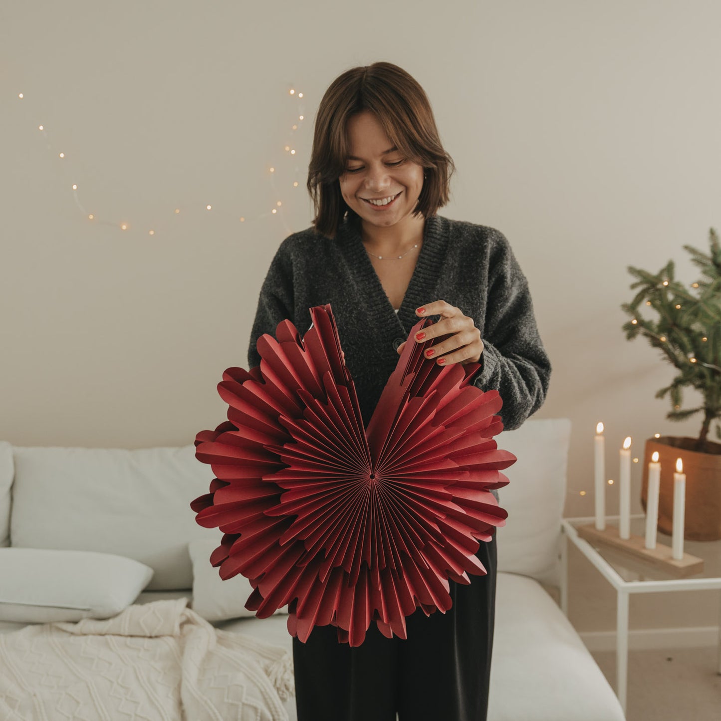 Rote Papierschneeflocke 45 cm mit filigraner Fächerstruktur beim Aufklappen