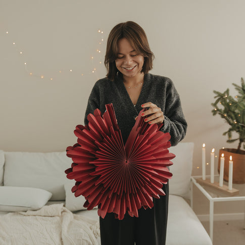 Rote Papierschneeflocke 45 cm mit filigraner Fächerstruktur beim Aufklappen