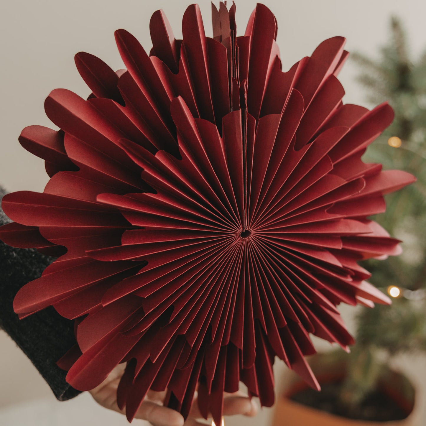 Rote Papierschneeflocke 45 cm mit filigraner Fächerstruktur im Detail