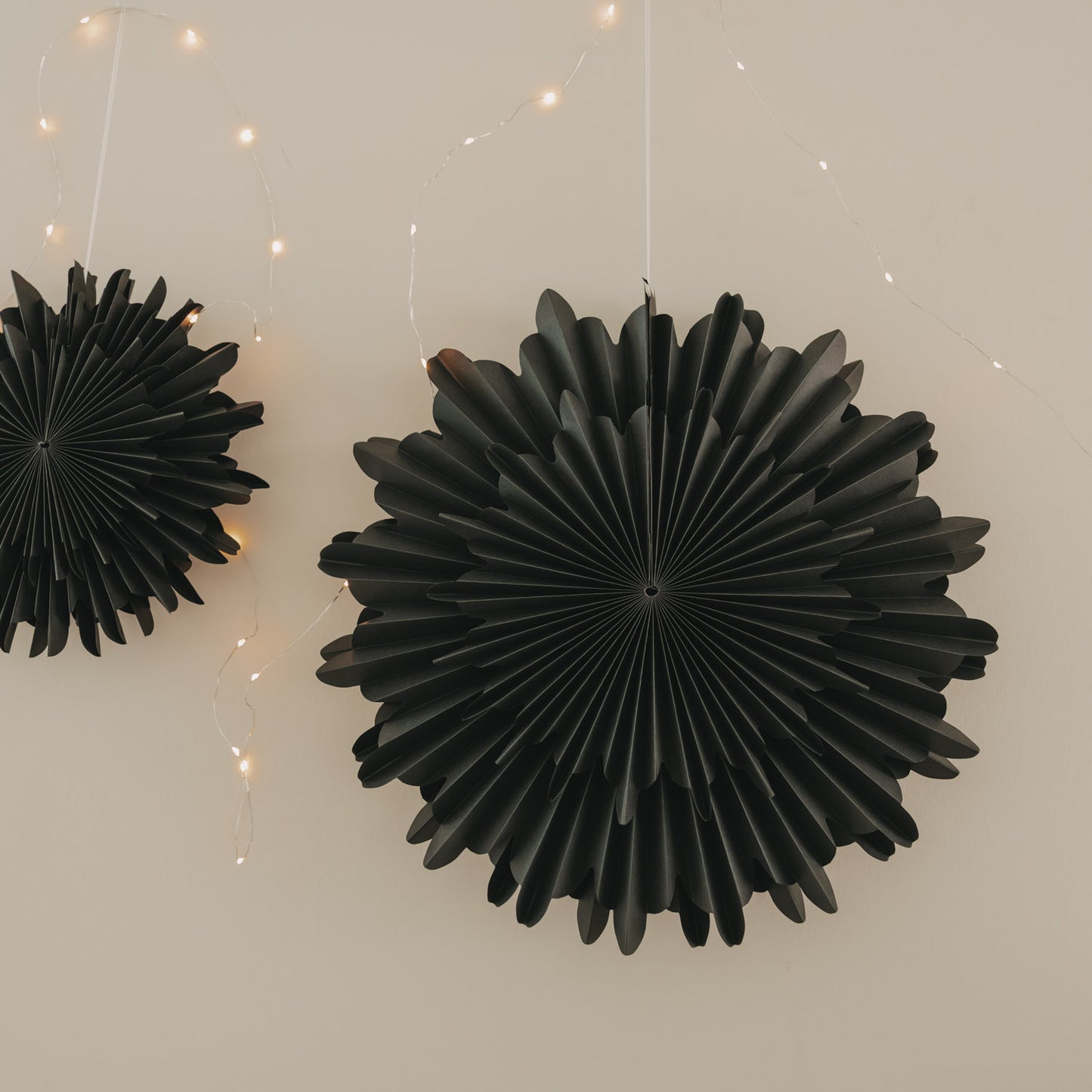 Schwarze Papierschneeflocke 45 cm als hängende Wanddekoration mit filigraner Fächeroptik