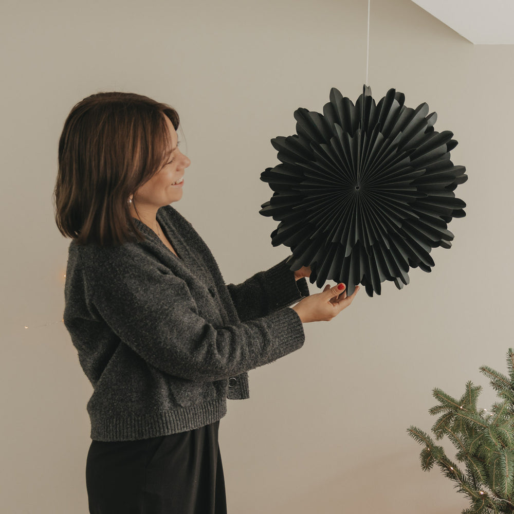 Schwarze Papierschneeflocke 45 cm als moderne Weihnachtsdekoration im skandinavischen Wohnstil