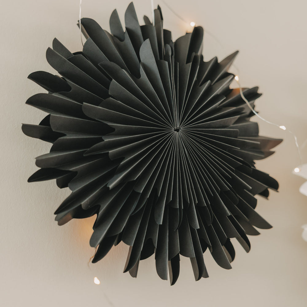 Schwarze Papierschneeflocke 45 cm mit filigraner Fächerstruktur als moderne Wanddekoration
