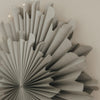 Graue Papierschneeflocke 45 cm als festliche Wanddekoration mit feinen Falten und Lichterkette