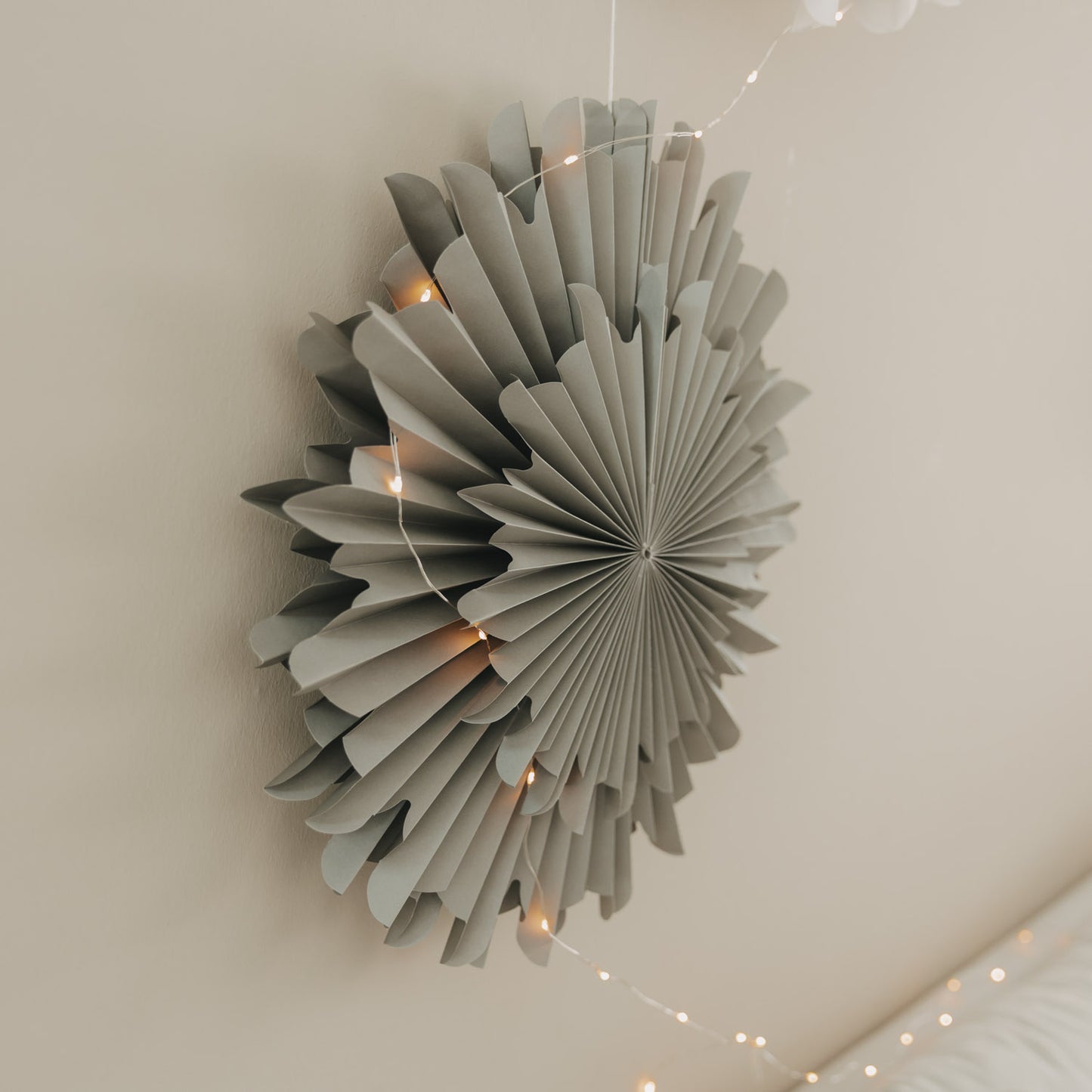 Graue Papierschneeflocke 45 cm als hängende Weihnachtsdekoration mit filigraner Fächeroptik