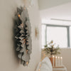 Graue Papierschneeflocke 45 cm als Wanddekoration im weihnachtlich dekorierten Wohnraum