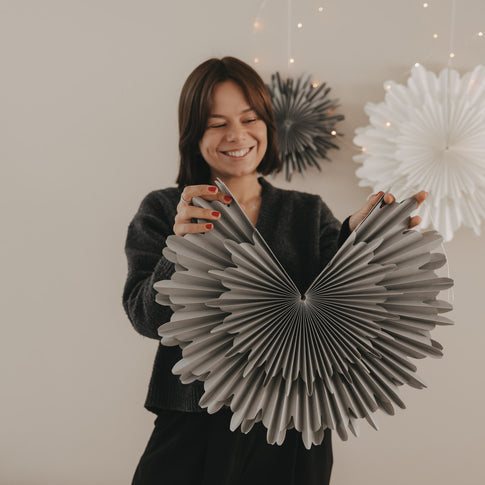 Graue Papierschneeflocke 45 cm wird aufgefaltet und zum Aufhängen vorbereitet