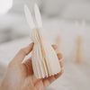 Hand hält naturfarbenen Papierhasen aus dem 3er-Set von Eulenschnitt als Osterdeko.