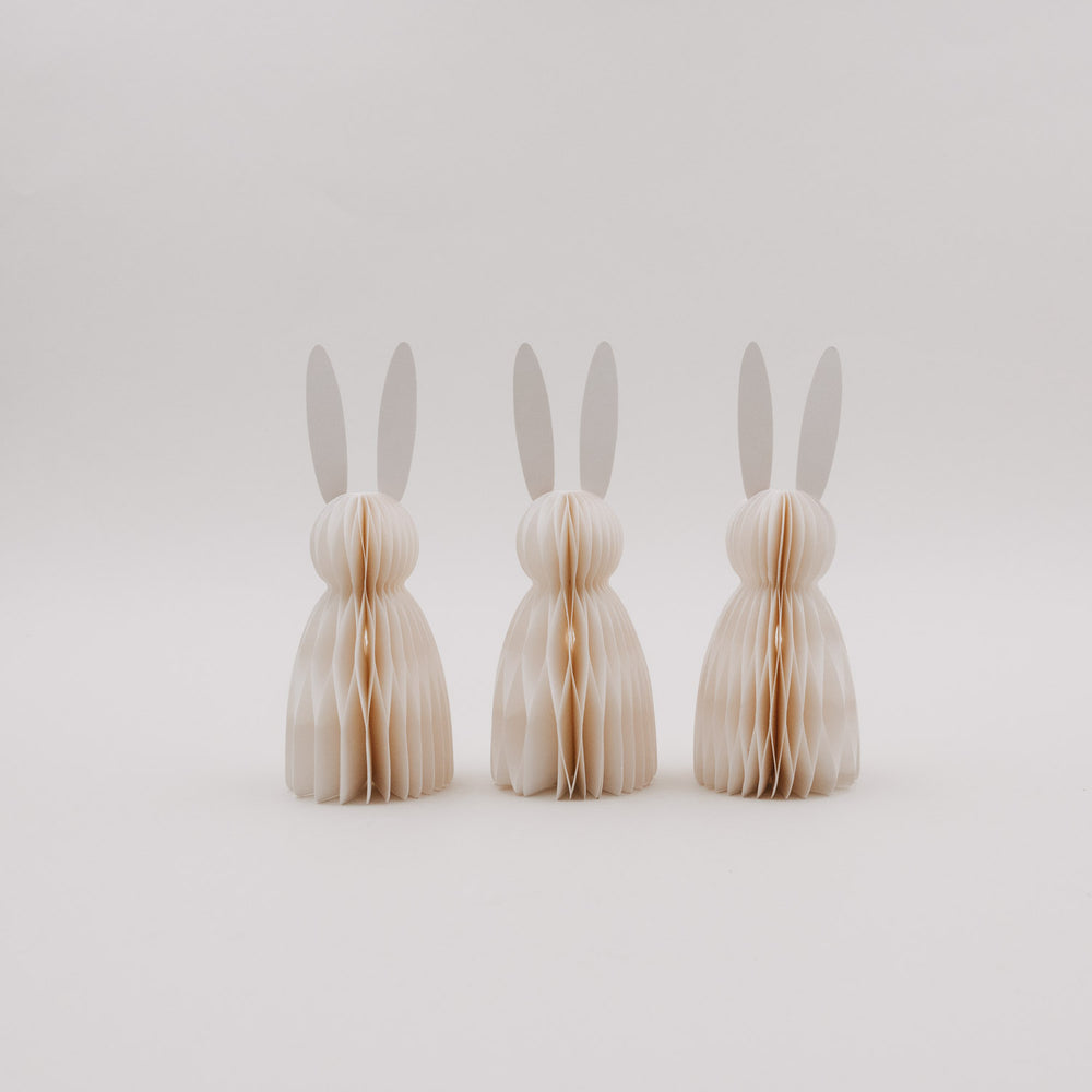 Drei naturfarbene Papierhasen im 3er-Set von Eulenschnitt auf weißem Untergrund stehend.