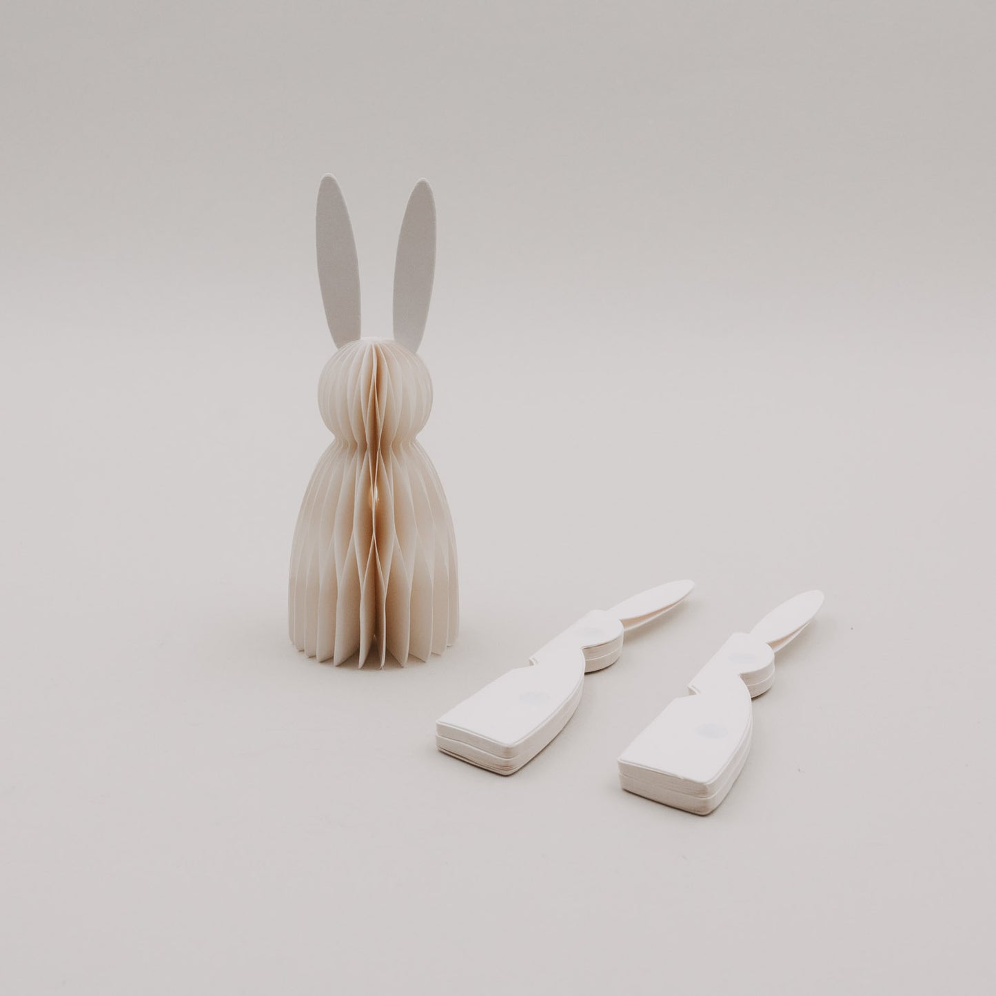 Naturfarbener Papierhase mit zwei ungefalteten Hasenformen aus dem 3er-Set von Eulenschnitt.
