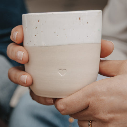 Nahaufnahme vom Becher Herz – schlichter Tonbecher mit geprägtem Herzsymbol.