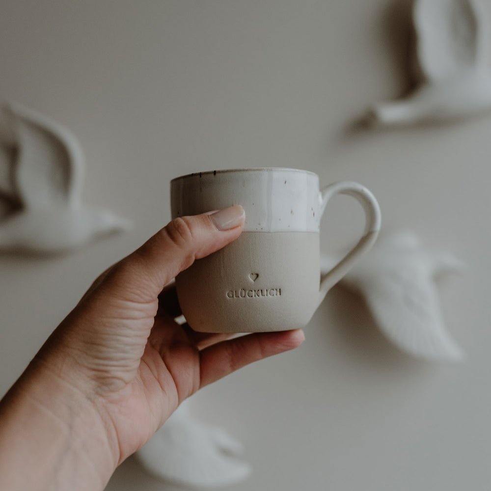 Petite tasse de cappuccino heureuse