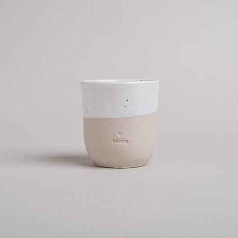 Keramikbecher TANTE in Beige-Weiß mit speckled Glasur, minimalistisches Design von Eulenschnitt.
