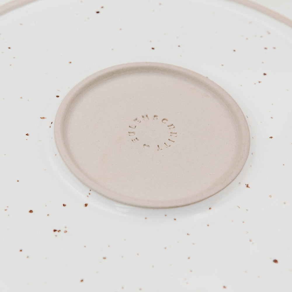 Unterseite des Colina-Tellers mit geprägtem Eulenschnitt-Schriftzug in der Mitte